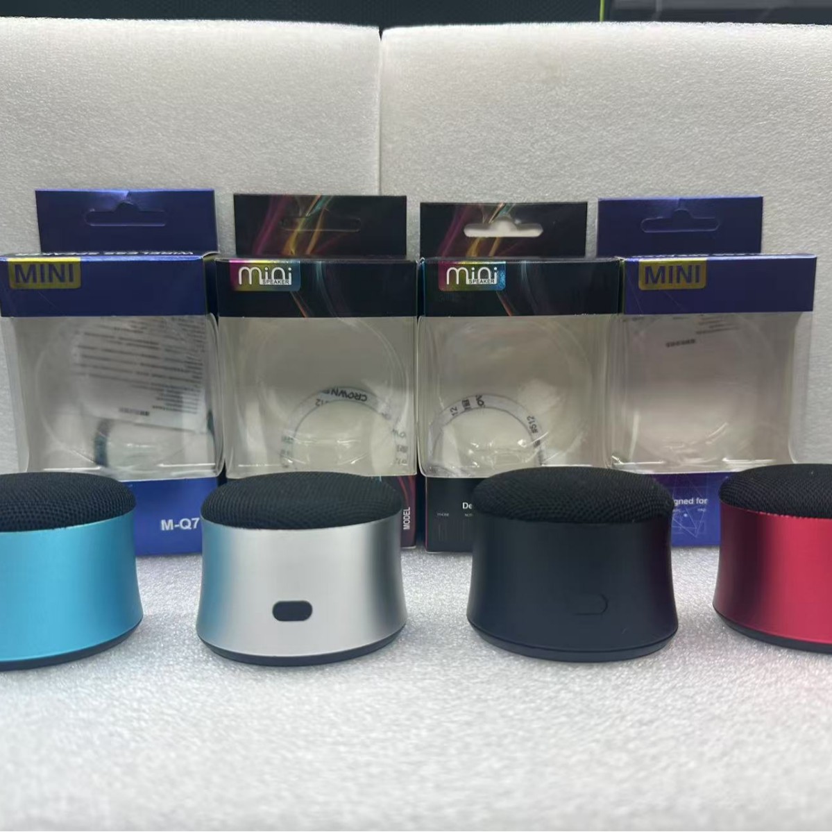 2025 new aluminum alloy magnetic wireless charging flashing light phone holder Bluetooth speaker