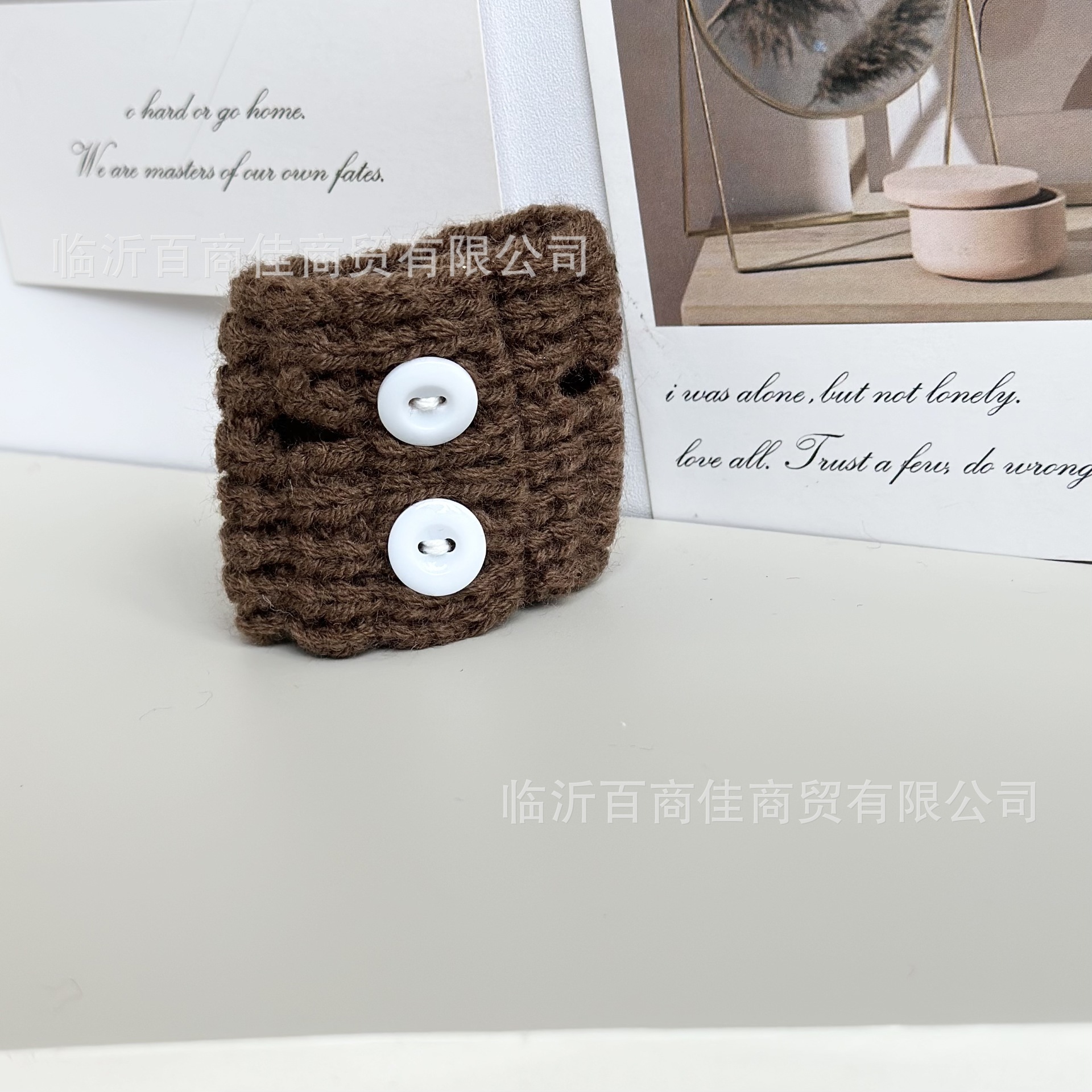 无袖纽扣咖毛衣 · 高5CM----------宽5CM
