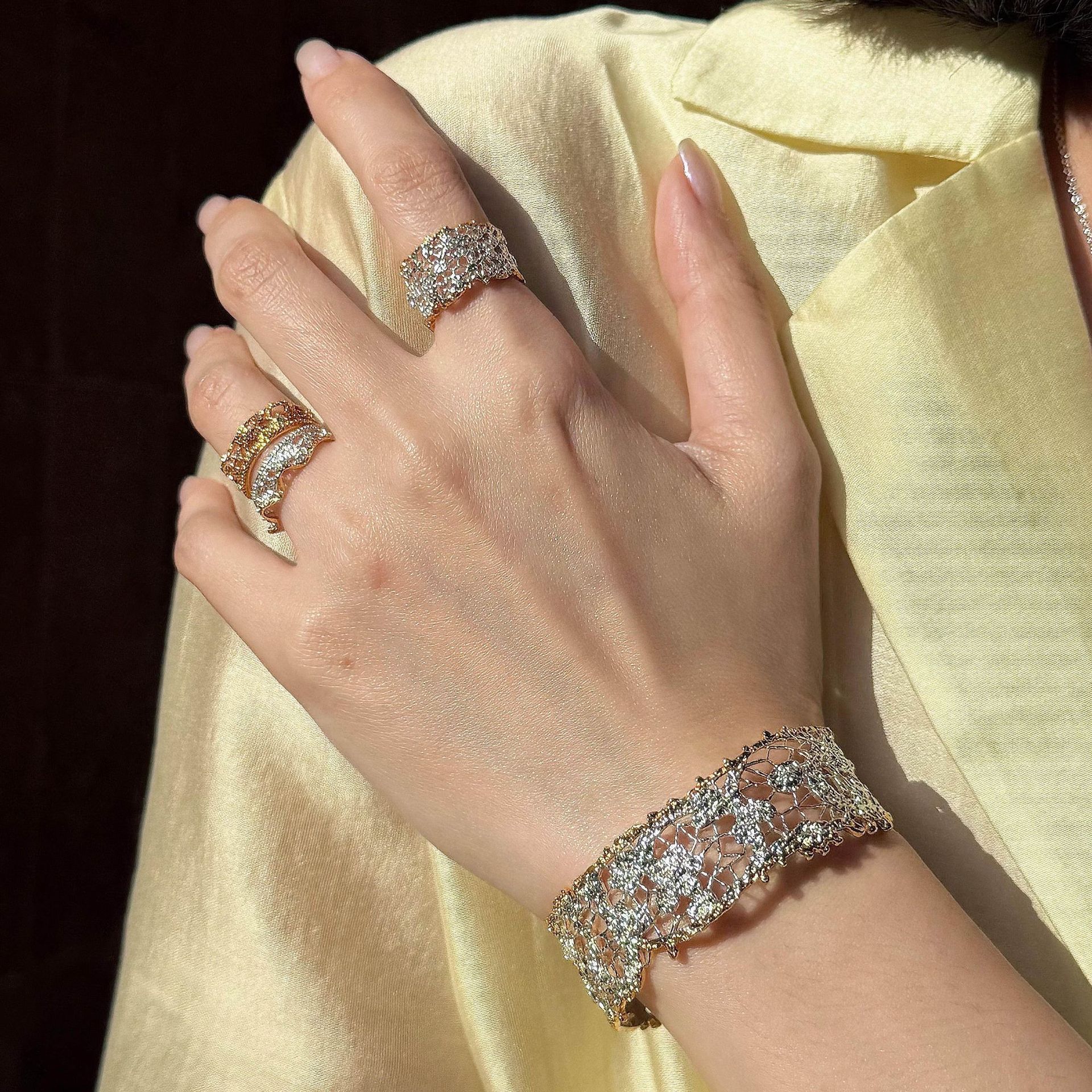 Exclusive 2026 New Levis Lace Gold Edge Open Ring Women