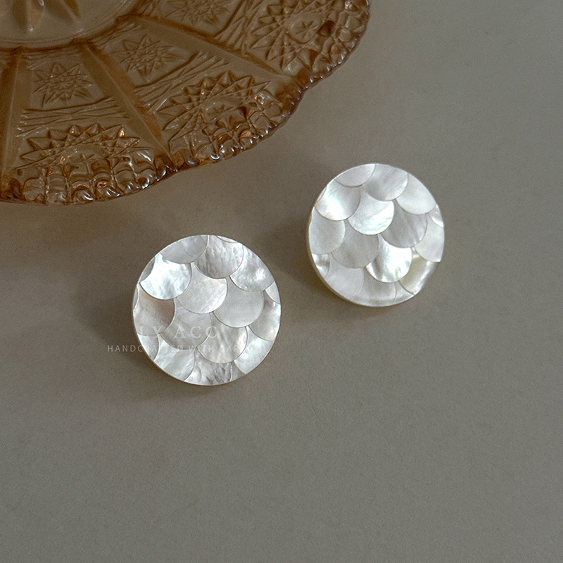 Natural White Butterfly Shell Pearl Stud Earrings Gentle Iridescent Mother-of-Pearl Fan-Shaped Earrings Beach Vacation Style Earrings