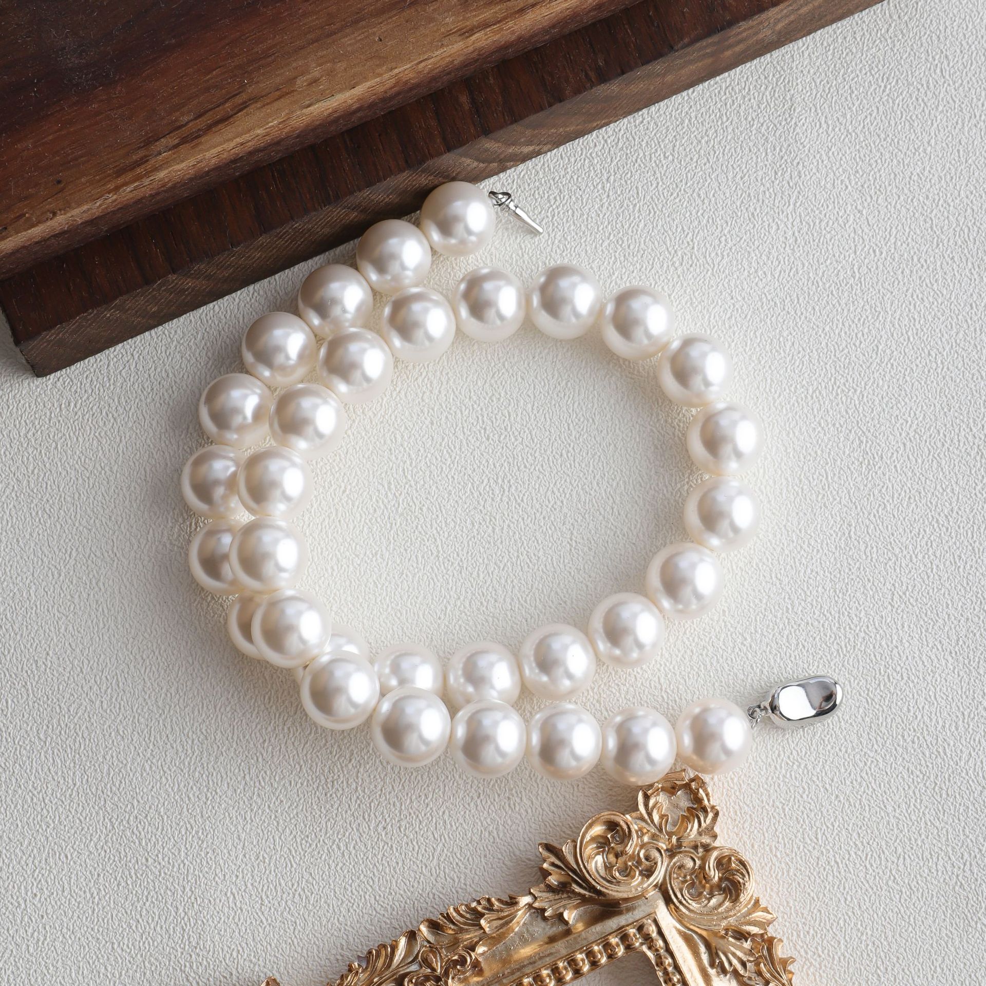 Round strong light pearl necklace for women yuanbao buckle collarbone chain 2025 new