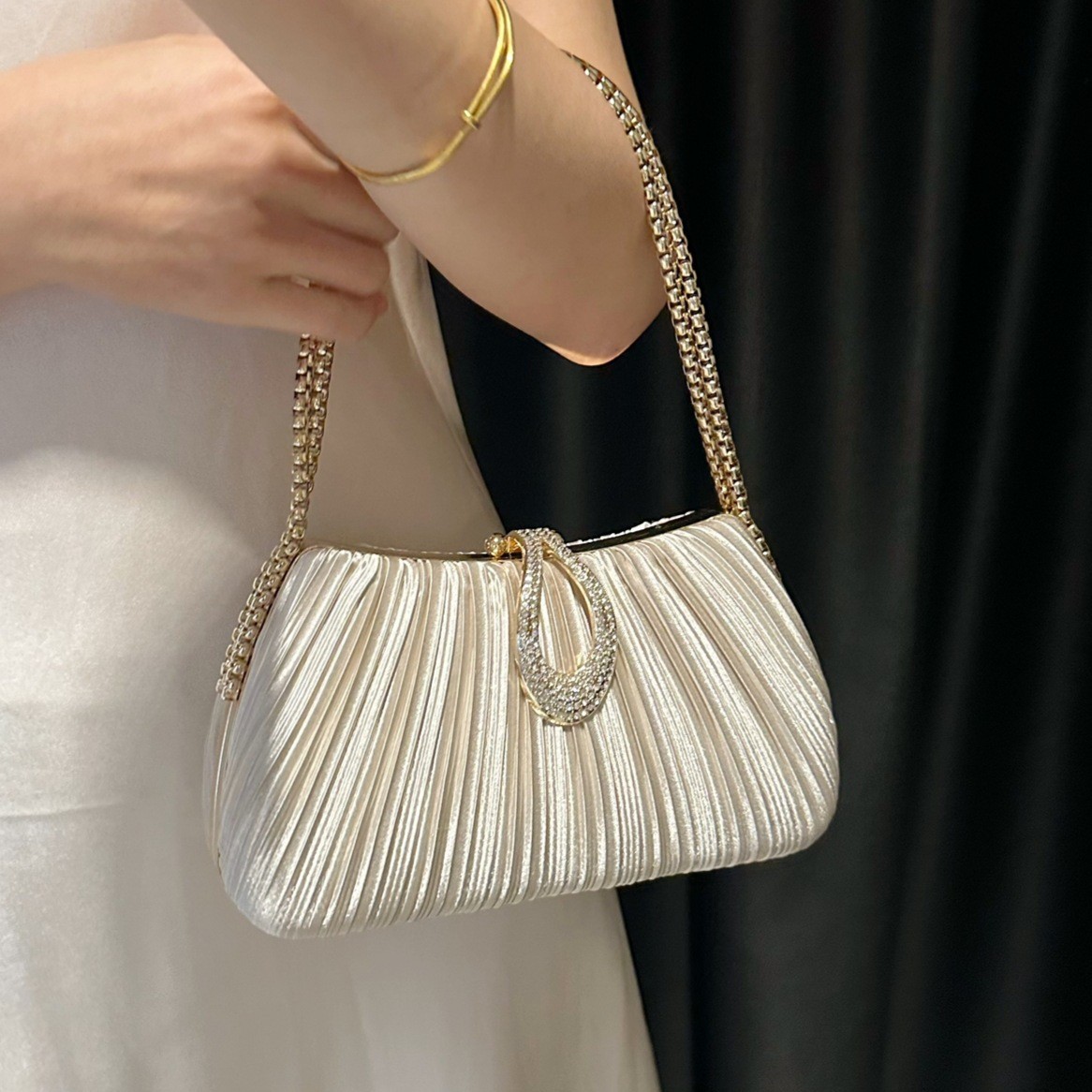 2025 New Satin Pleated Evening Bag Women's Bracelet Celebrity Dress Cheongsam Banquet Bag Women's Single Shoulder Crossbody Bag