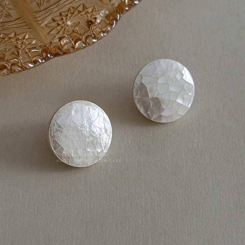 Natural Mother-of-Pearl Shell Stud Earrings Simple Commuter Daily Earrings for Women