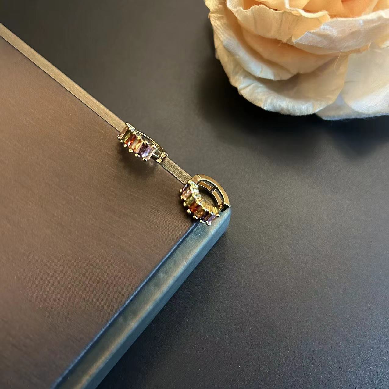 "Time Flowing" vintage niche palace style earring ear clip