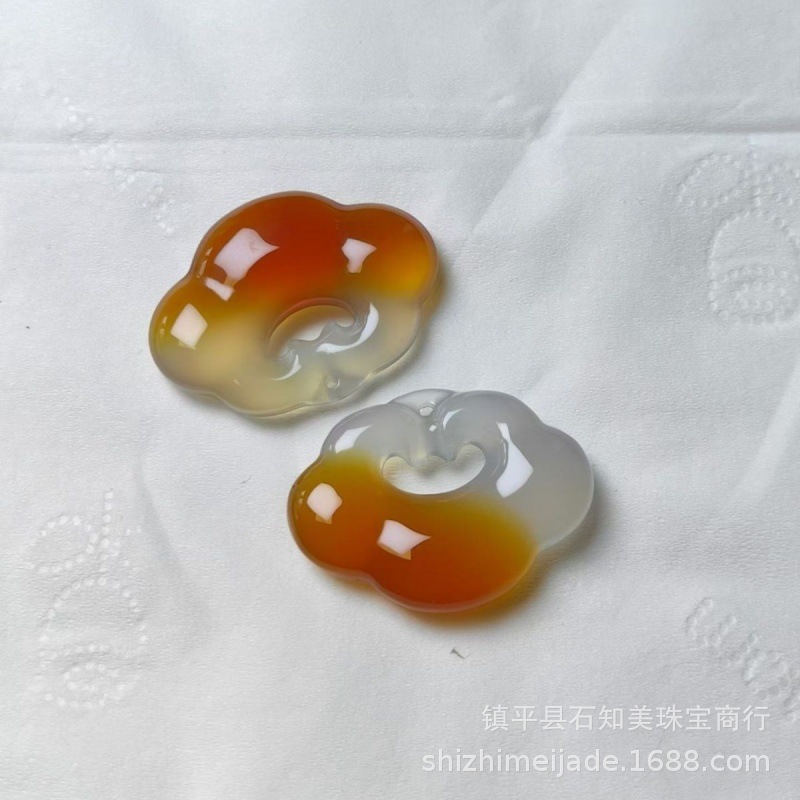 绳子随机配送 · 一口糖玉髓祥云锁约30*20mm