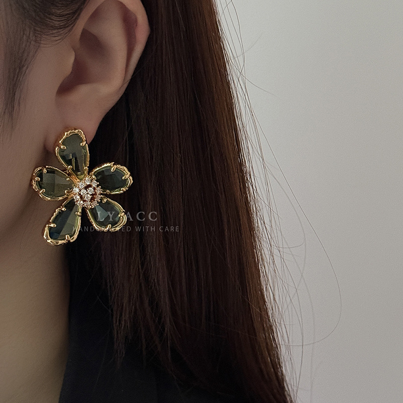 Cool and Transparent Multi-Faceted Three-Dimensional Petal Stud Earrings Exaggerated Transparent Crystal Flower Earrings