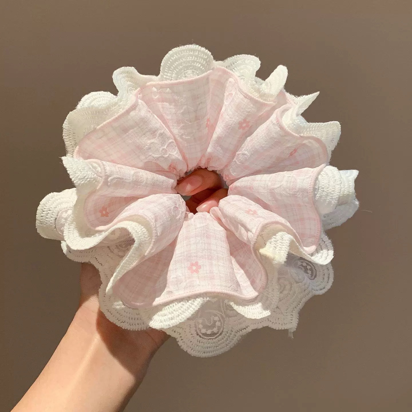 16#粉白格纹布艺蕾丝花边发圈